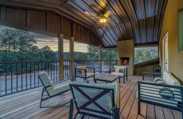 RaceTrack<2.5 Miles! Veranda! HotTUB! MTNView! GMRoom! Disc Golf! Firepit!