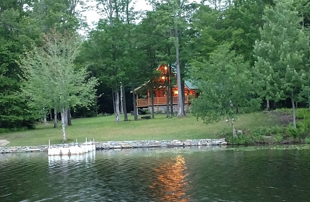 Lake Front Log Cabin Près du mont. Neige