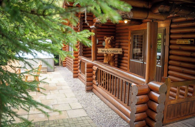 Vermont Lodge - Large Luxury Scandinavian Log Cabin with Hot Tub - Felmoor Park