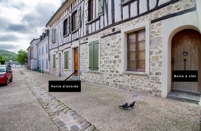 Vernon/Giverny town center apartment