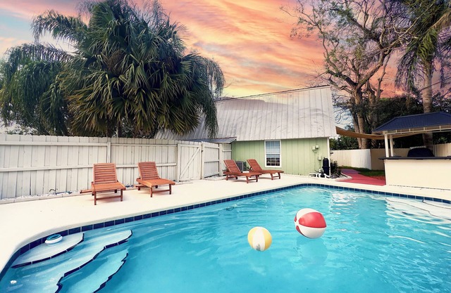 Vero Beach Gem: Pool, Game Room, King Beds, minutes to the beaches...
