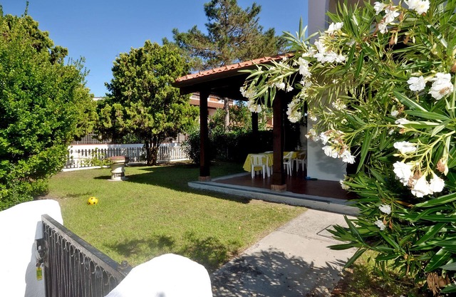 Villa d'angle verticale avec 3 chambres et deux salles de bains, grand jardin