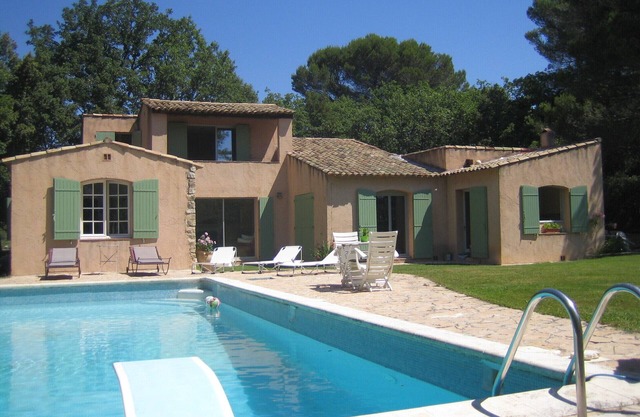 TRES BELLE MAISON avec jardin plein sud prés d'Aix en Provence. Tennis/Piscine