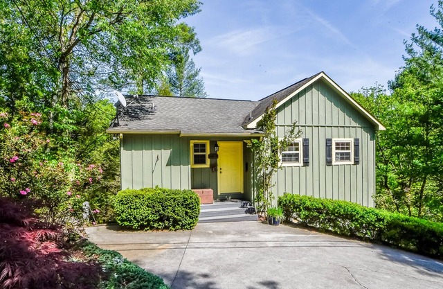 Very clean mountain retreat with mountain views, Wi-Fi, jacuzzi,