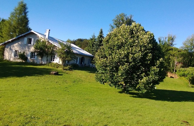 Très grande ferme (XVIIIème siècle) restaurée, 6 chambres, 14 personnes