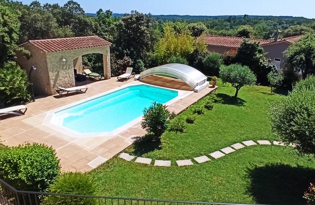 Muy bonita villa confortable en medio de los robles