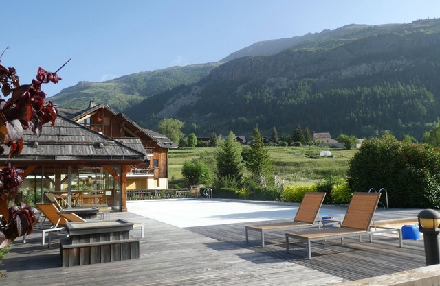 Très bel appartement, au pied des pistes, avec piscine et sauna