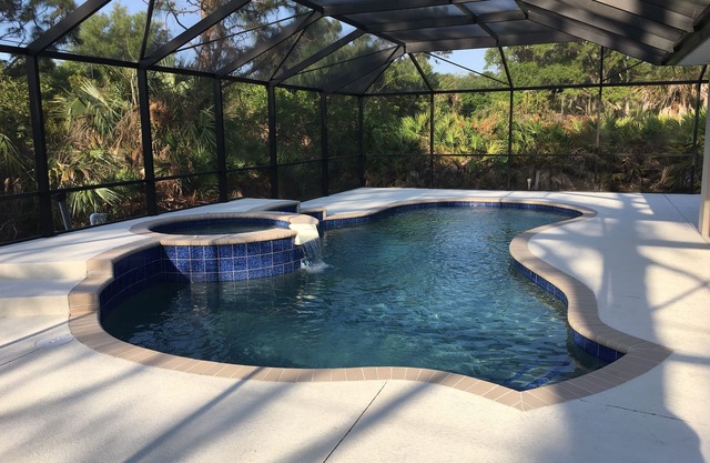TRES BELLE MAISON DE PISCINE COMME NEUVE