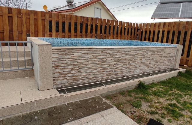 Maison avec piscine.