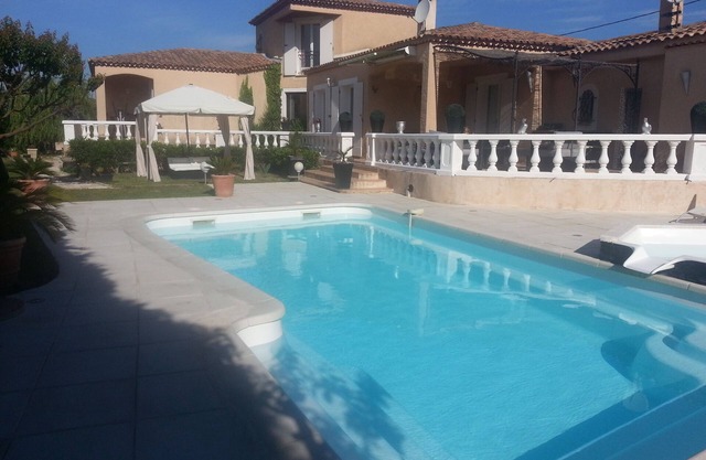 TRES BELLE VILLA AVEC PISCINE ET JACUZZI - WIFI