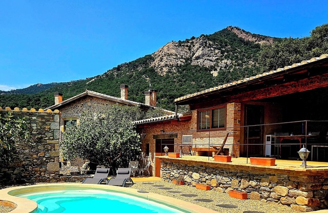 Très jolie maison de campagne rénovée, grand jardin, porche-barbecue et piscine