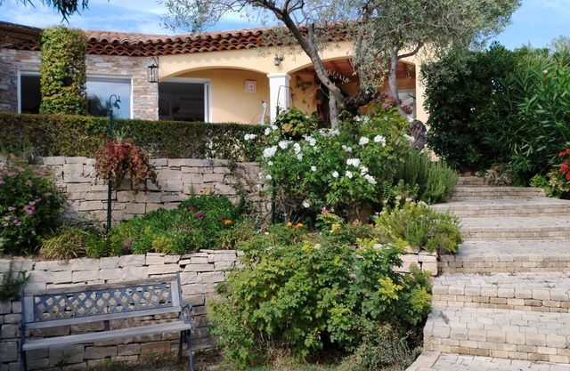 Very pretty villa of 140 M2 on raised and closed ground with swimming pool, calm