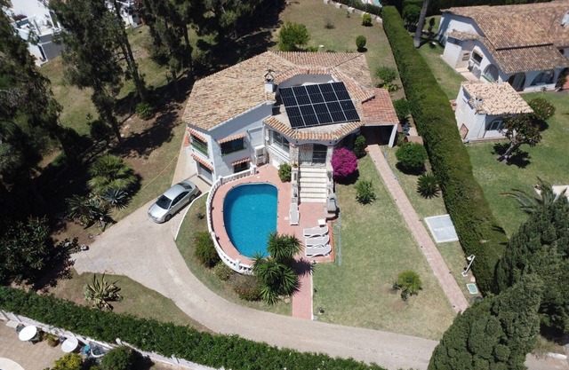 Very private, one level, 3 bd/2 bth villa with pool and big lot, 500m from beach