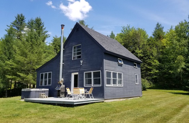Maison de campagne très privée, acceptant les chiens avec bain à remous sur une belle prairie de 10 acres