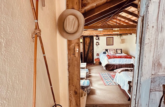Cabine du début des années 1900 avec 2 lits Queen, 1 lit bébé. Pas d'électricité, douche extérieure - été seulement