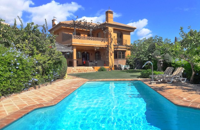 Villa familiale très spacieuse avec grande piscine privée et belle vue mer