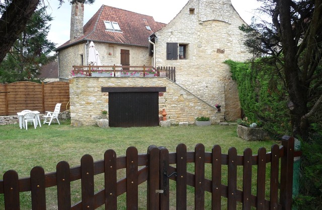 'Maison très typique LOT ( Périgord-Quercy) près piscine communale+commerce