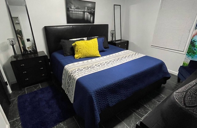 Veteran Stay King Bed sleeps4 2 miles to post,food,shops park work truck