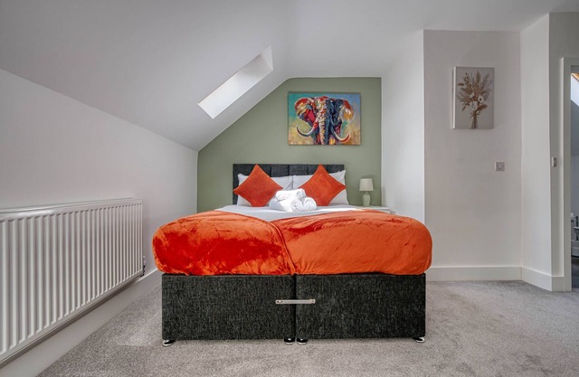 Vibrant 4BR for Families & Contractors w/ Parking