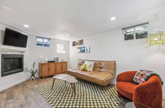 Vibrant 70s Bungalow Vacation Haven on Green Lake!
