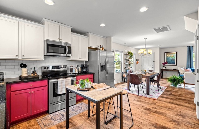 Vibrant Bedroom in Central Location minutes away to Downtown Cary & NC State
