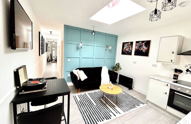 Vibrant Bungalow 2 bedroom apartment, secure private parking