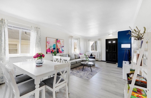 Vibrant cottage near Foster Park with patio and games