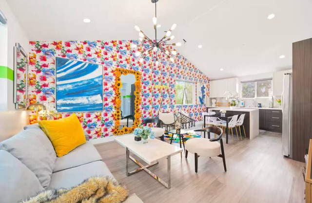 Vibrant & Glamorous NoHo Pad near Universal Studios and Hollywoood Sign: Hot Tub