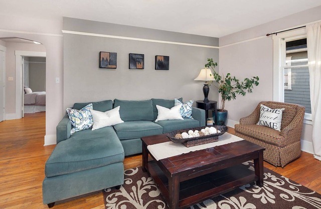 Vibrant Lake View Seattle Apartment w/Balcony