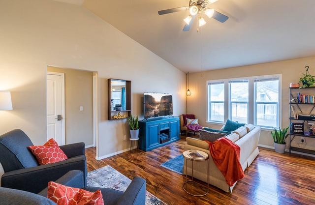 Vibrant Oasis by Hospital - Cozy & Eclectic