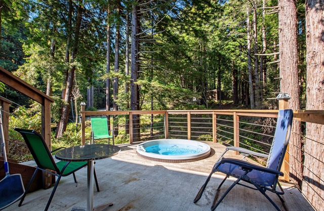 Vibrant, quiet paradise in the forest w/ a shared hot tub & views