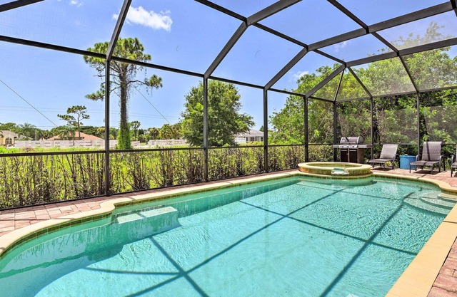 Vibrant Rotonda West Home w/ Lanai & Grill!