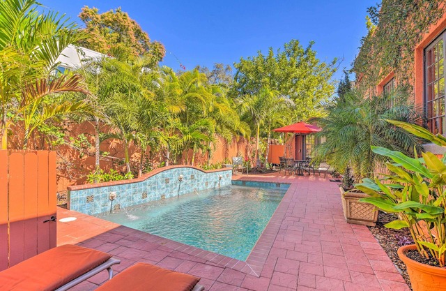 Vibrant Sarasota Studio < 1 Mile from the Beach!