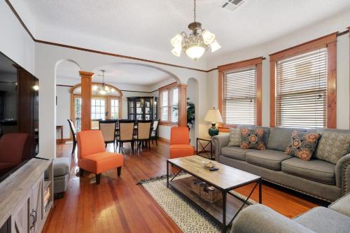 Vibrant Spacious Home Walk to Bars Restaurants