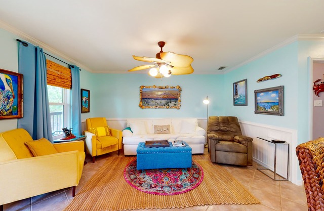 Vibrant townhome with deck, patio, balcony, washer/dryer, & WiFi - golf nearby
