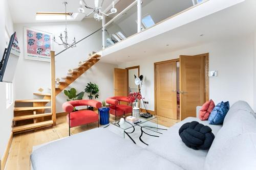 Vibrant Urban Escape, Family Friendly - Sleeps 8!