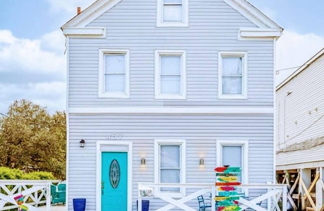 Victoria home Beachfront 3b, 2 bath 4 bed close to shop and toy for children