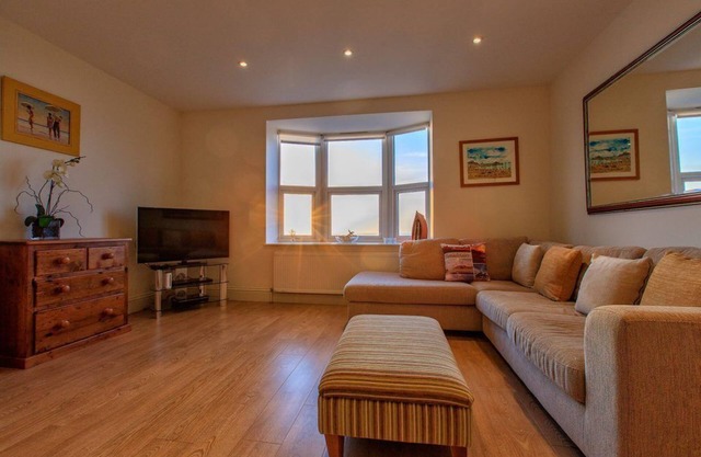 Victoria Parade: appartement de 2 chambres avec vue sur la mer et parking privé