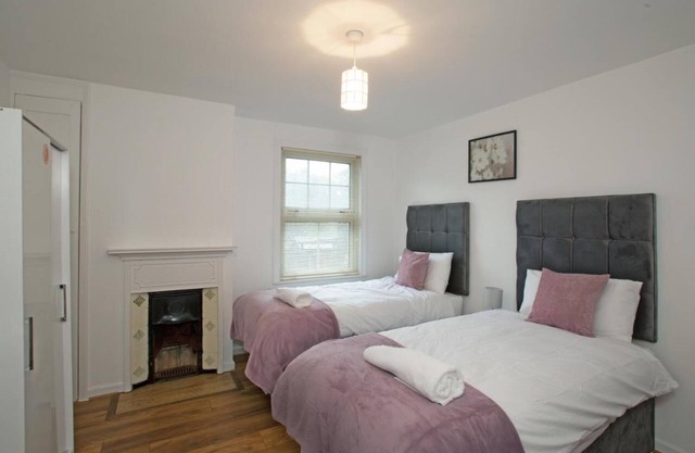 Victoria's Place : 1 km from Chelmsford Station and 5mins to the city center.