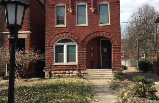 Victorian Condo Downtown Great location Washer/Dryer