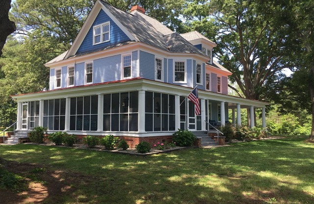 Victorian Farmhouse w/ private waterfront & pier at the mouth of Mobjack Bay
