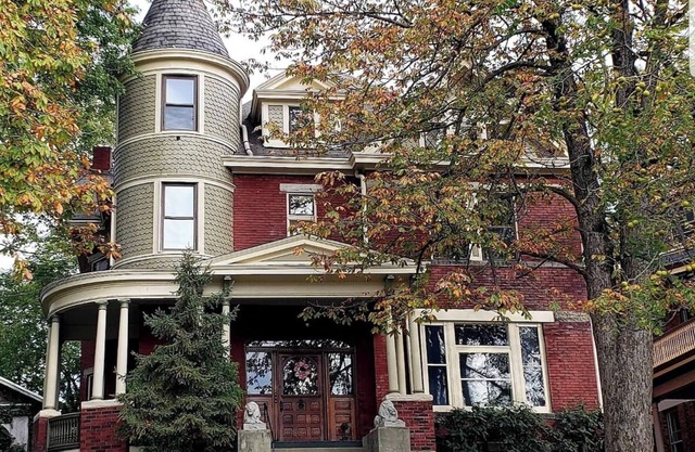 Victorian for 30+ Guests, 5 Min to Downtown