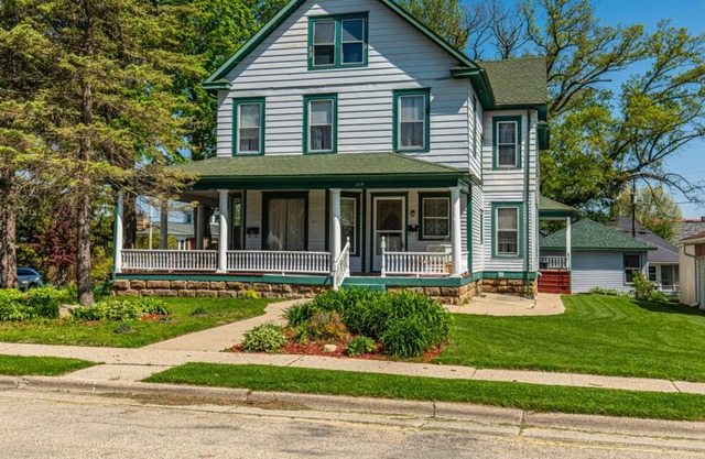 Victorian Home in Historic Mineral Point - Entire 2nd Story Suite
