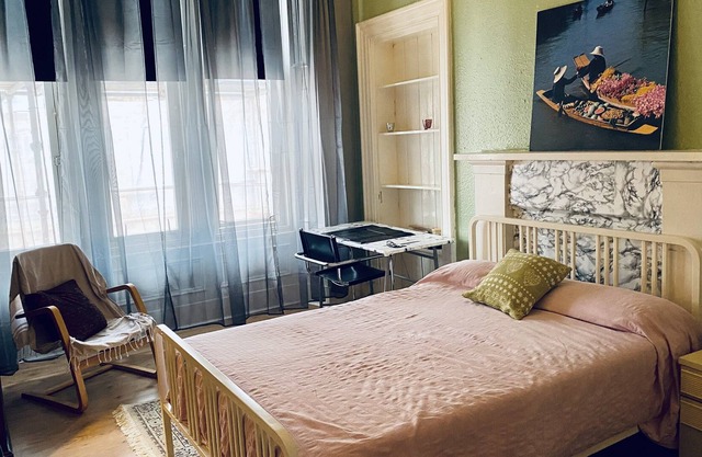 Victorian Large flat next to Queens Park and train station. Sleeps 5.