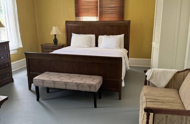 Victorian loft apartment in Historic Motel