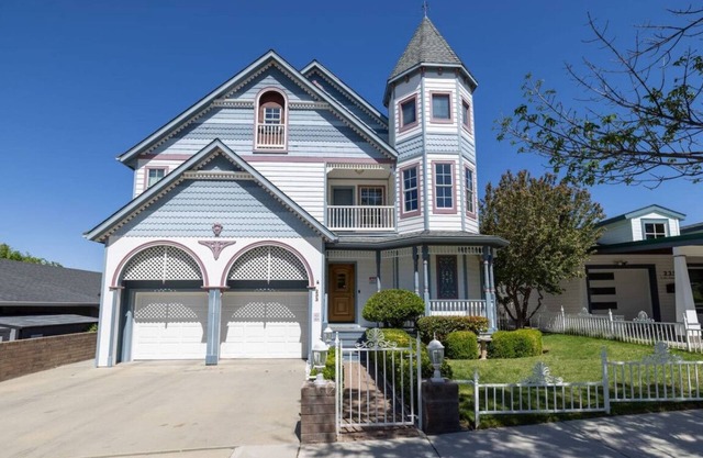 Victorian Manor *Hot Tub *Game Room *Spacious