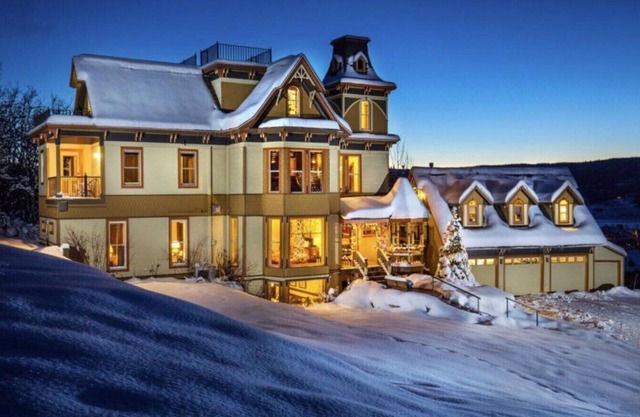Charming 6-bedroom chalet with AC, WiFi in Steamboat Springs