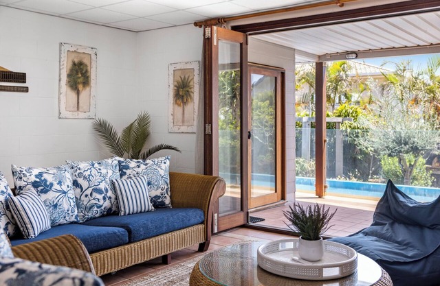 Victoria's Poolside - Shared Pool, Walk to Beach & Cafes
