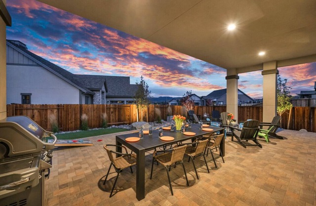 Modern 1-Level: 3 Full BA, Lush Yard-Hike,Golf+Ski