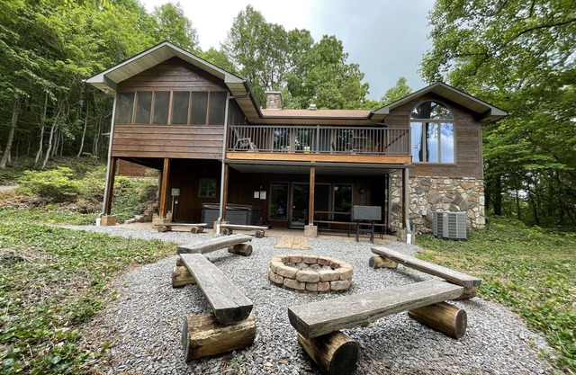 View Paradise of Bluff Mountain, Hot Tub, Firepit, Game Rm, Wi-Fi, 4BDR, 3BTR
